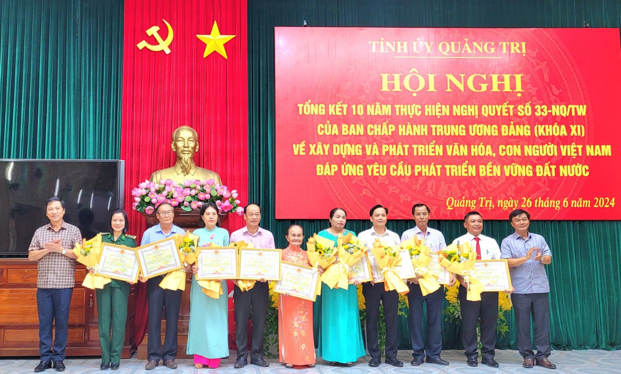 Ph&oacute; Chủ tịch Thường trực HĐND tỉnh Nguyễn Chiến Thắng v&agrave; Ph&oacute; Chủ tịch UBND tỉnh Ho&agrave;ng Nam tặng bằng khen của UBND tỉnh cho c&aacute;c c&aacute; nh&acirc;n ti&ecirc;u biểu trong việc thực hiện Nghị quyết 